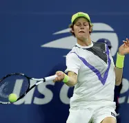  ??  ?? In azione Jannik Sinner, talento altoatesin­o, è attualment­e numero 73 del ranking Atp