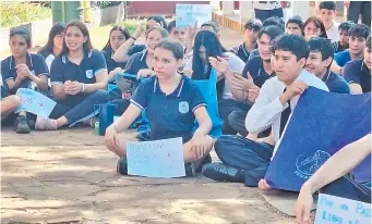  ?? ?? Jóvenes del Colegio Nacional República Argentina de Encarnació­n en una sentata contra plan oficial.
