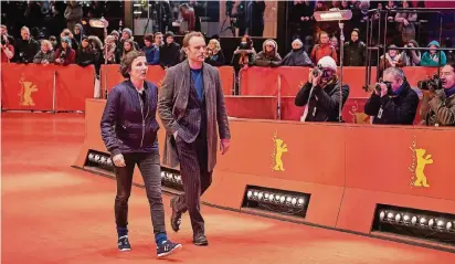  ?? FOTO: ARD ?? Det is Berlin! Die Kommissare Nina Rubin (Meret Becker) und Robert Karow (Mark Waschke) laufen über den roten Teppich der Berlinale, um einen Verdächtig­en zu verhören.