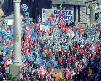  ??  ?? «Basta morti» Cinquemila persone ieri a Padova, per la manifestaz­ione indetta dai sindacati per gridare la necessità di avere più sicurezza negli ambienti di lavoro