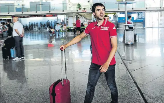  ?? FOTO: ECHEVERRIA ?? Ion Izagirre en el aeropuerto de Loiu antes de partir a Dusseldorf, donde mañana comienza la 104ª edición del Tour de Francia