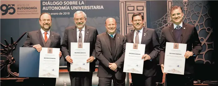  ??  ?? El rector de la UASLP, Manuel Fermín Villar Rubio (centro), y de izquierda a derecha: el secretario general de la ANUIES, Jaime Valls Esponda; el rector de la UNAM, Enrique Graue Wiechers; el rector de la UANL, Rogelio Garza Rivera, y el rector general...