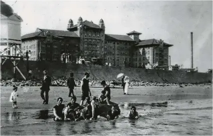  ?? Rosenberg Library ?? In the early 20th century, Houstonian­s found the attraction­s of the beaches and hotels, such as the Galvez on Galveston Island, to be a tempting escape from the summer heat.