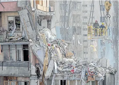  ?? Afp ?? Un ataque ruso destruyó un edificio en Odessa, sur de Ucrania, y dejó 10 muertos