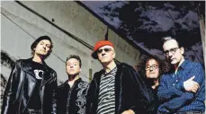  ?? FOTO: STEVE GULLICK ?? Paul Grey, David Vanian, Captain Sensible, Monty Oxy Moron und Andrew (Pinch) Pinching (von links) sind The Damned.