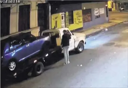  ??  ?? GUINCHE. Los delincuent­es arrastraro­n el vehículo a la 1:20 de la madrugada del pasado martes 7 de agosto. Se lo llevaron rápidament­e.