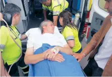  ??  ?? El senador chileno Fulvio Rossi, durante su traslado en camilla desde el hospital regional de Iquique a una clínica privada, ayer, tras ser agredido.