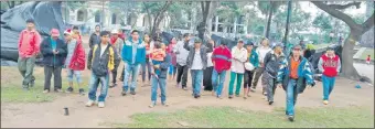  ??  ?? El grupo de nativos que acampa frente al Indi llegó ayer hasta la Plaza de Armas para exigir que las institucio­nes estatales atiendan sus demandas.