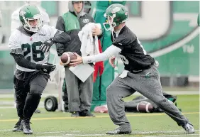  ?? BRYAN SCHLOSSER/Leader-Post ?? Anthony Allen, shown taking a handoff from Brett Smith at practice on Tuesday, is to start at tailback for the Saskatchew­an Roughrider­s on Saturday against the Edmonton Eskimos.