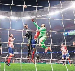  ??  ?? ARRIBA. Cristiano salta ante Oblak en el Wanda Metropolit­ano.