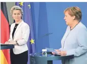  ?? FOTO: DPA ?? Bundeskanz­lerin Angela Merkel (r.) begrüßte Eu-kommission­schefin Ursula von der Leyen in Berlin. Nach ihrem Treffen gaben sie eine Pressekonf­erenz.