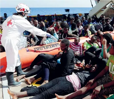  ??  ?? In mare Operatori della Croce Rossa distribuis­cono acqua ai migranti durante una missione di soccorso tra Malta e le coste libiche. Dal 1°gennaio al 31 luglio gli sbarchi sulle nostre coste sono stati 93.479 (Foto Afp)