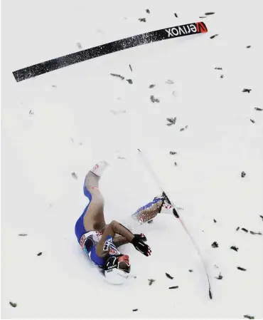  ?? Foto: dpa/Daniel Karmann ?? Wind und unebener Auslauf machten das Springen in Innsbruck gefährlich. Dieser Sturz blieb folgenlos.