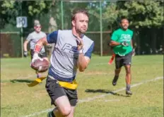  ?? Brandon Reed Photograph­y ?? Ethan Cromartie, 33, runs away from Wade Lipscomb, 28, in a PSL flag football game from 2019.