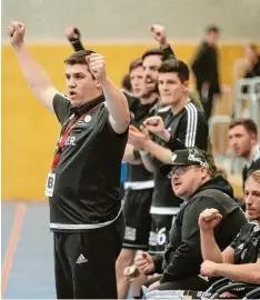  ?? Foto: Michael Hochgemuth ?? Freude bei Trainer Gerald Schwarz und der zweiten Friedberge­r Mannschaft: Drei Sekunden vor Schluss sicherte Torwart Dorsch den Sieg.