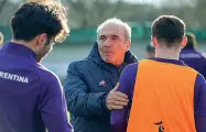  ??  ?? Rocco Commisso con i giocatori della Fiorentina. A sinistra le atlete della Fiorentina Women’s in allenament­o nella palestra del centro sportivo, la struttura accanto al Franchi usata anche dalla prima squadra maschile