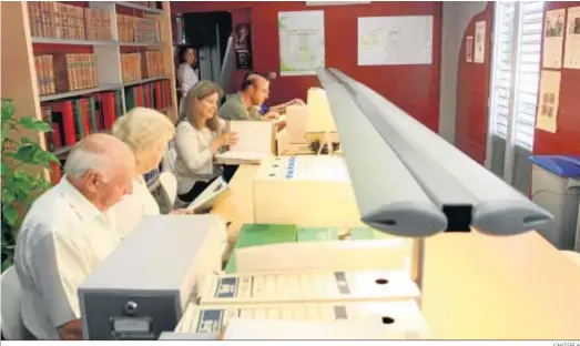  ?? CANTERLA ?? Ciudadanos realizan consultas en documentos que pertenecen al Archivo del Puerto de Huelva.