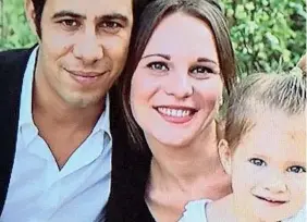  ??  ?? La famiglia Nicole, quattro anni, sorride accanto alla mamma Alessandra, 27 anni, e al papà Mattia,
33. Insieme vivevano a Gottolengo, in provincia di Brescia. La bambina è deceduta a causa di un ascesso cerebellar­e