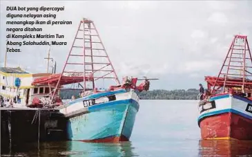  ??  ?? DUA bot yang dipercayai diguna nelayan asing menangkap ikan di perairan negara ditahan di Kompleks Maritim Tun Abang Salahuddin, Muara Tebas.