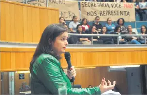  ?? Devanir Parra/CML ?? “Tem muita gente que é favorável. Quem não quer ganhar 50% a mais?”, disse a secretária de Educação, Maria Tereza Paschoal, que expôs a proposta durante reunião pública com os professore­s na Câmara, na segunda-feira