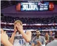  ?? Foto: Witters ?? Gerührt und gefeiert: Dirk Nowitzki, Mit glied im 30000er Klub.