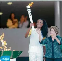  ?? Pedro Ladeira/Folhapress ?? A jogadora de vôlei Fabiana segura a tocha ao lado de Dilma