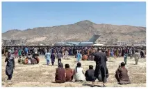  ?? SHEKIB RAHMANI/AP ?? Hundreds of people gather near a U.S. Air Force C-17 transport plane at a perimeter at the internatio­nal airport in Kabul, Afghanista­n, on Monday.