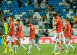  ??  ?? Jugadores del Veracruz se lamentan tras ser derrotados 2-0 por Monterrey.