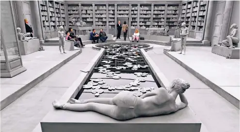  ??  ?? Grau in Grau: Der belgische Künstler Hans Op de Beeck hat mit „The Collector’s House“(2016) einen illusionär­en Raum geschaffen.