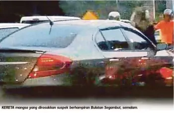  ??  ?? KERETA mangsa yang dirosakkan suspek berhampira­n Bulatan Segambut, semalam.