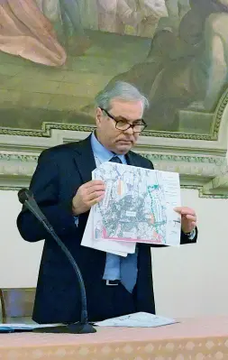  ??  ?? Impegno Il sindaco Achille Variati con il tracciato di via Aldo Moro