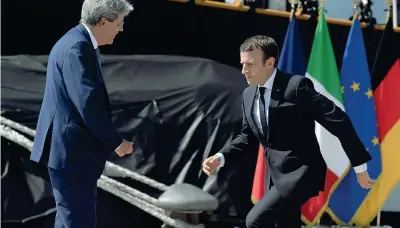  ??  ?? Il presidente del Consiglio Paolo Gentiloni accoglie il presidente francese Emmanuel Macron all’arrivo al summit di Trieste