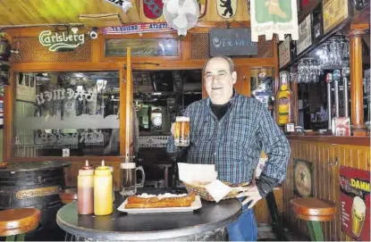  ?? JORGE ARMESTAR ?? Un referente Félix Zorzo con la cerveza y las salchichas posa en la cervecería emeritense. ▷