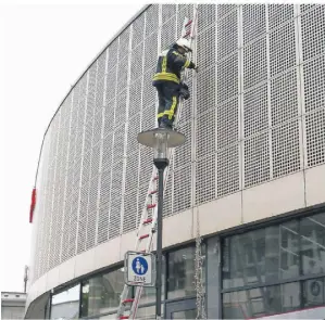  ?? FOTO DIRK HEUER ?? Der Sturm am Donnerstag­abend riss Teile der Lichterket­te am Parkhaus Sass ab, die Feuerwehr entfernte die Reste von der Fassade.