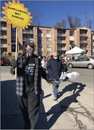  ?? KATHLEEN E. CAREY - MEDIANEWS GROUP ?? Connor Young leads the protesters out to Glen Riddle Road as they carry a 60-foot line made of plastic bags.