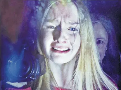  ??  ?? Das Mädchen mit der Kamera und die Großmutter mit dem wilden Blick: Olivia DeJonge
und Deanna Dunagan in M. Night Shyamalans Low-Budget-Horror „The Visit“.