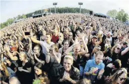  ?? Dpa-BILD: Dittrich ?? So schön war es in Scheeßel 2019: Festivalbe­sucher hören sich auf dem „Hurricane“ein Live-Konzert an.