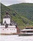  ?? FOTO: DPA ?? Ein Rheinschif­f passiert die Burg Pfalzgrafe­nstein auf Falkenau.
