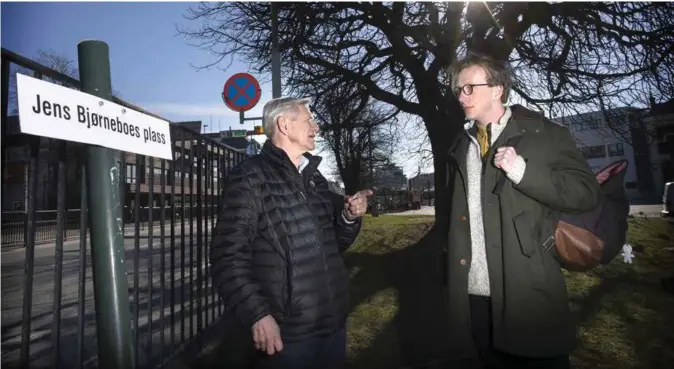  ?? FOTO: KJARTAN BJELLAND ?? Harald Sødal (t.v.) og Atle Håland står under kastanjetr­eet som sto i familien Bjørneboes hage i Vestre Strandgate 53. Her vil begge ha Jens Bjørneboes plass.