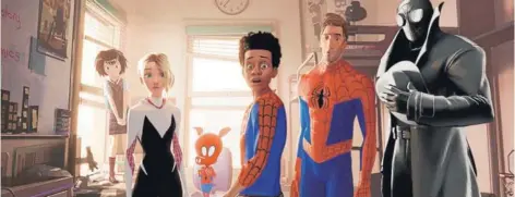  ??  ?? ► La cinta reúne a diferentes versiones del héroe, como Spider-Gwen, Miles Morales y Peter Parker adulto.