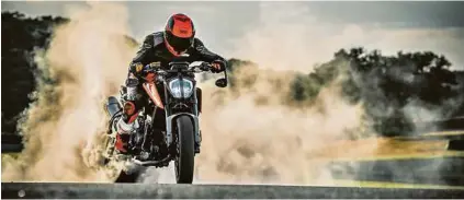  ??  ?? Die KTM 790 Duke ist der erste Mehrzylind­er aus dem Hause KTM KTM