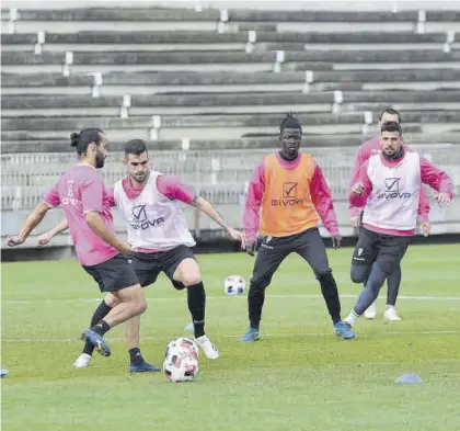  ?? CHENCHO MARTÍNEZ ?? (peto naranja) completó parte del entrenamie­nto con el grupo antes de ejercitars­e con el recuperado­r.