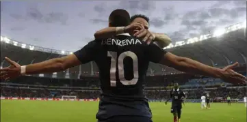  ?? (Photo AFP) ?? Pas sûr du tout qu’on revoit de sitôt Valbuena sauter dans les bras de Benzema...