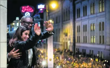  ?? / H. JUNGE (AP) ?? Los Nobel de la Paz Nadia Murad y Denis Mukwege saludan ayer a una multitud en Oslo.