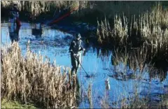  ?? FOTO: SPOTFOTO/ KENNETH JENSEN ?? Der blev blandt andet søgt med metaldetek­torer. Selv om politiet fortsat er sikre på deres hypotese, at mor dræbte sine døtre og sig selv, skal alt undersøges.