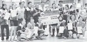  ??  ?? NABALU Women Handball Club menduduki tempat ketiga menerima hadiah disampaika­n Awang Damit (lima kiri).