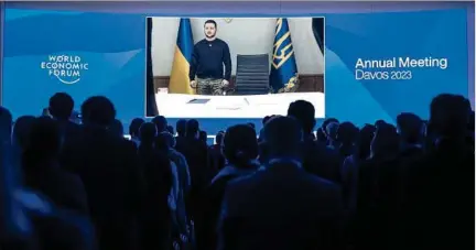  ?? ?? DISCURSO. Volodimir Zelenski, presidente de Ucrania, se dirige a los asistentes del Foro Económico Mundial a través de un video.