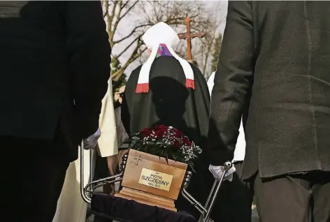  ?? FOTO: DPA ?? Eine Urne mit den sterbliche­n Überresten Piotr Szczesnys wird in Krakau zur letzten Ruhestätte getragen. Der 54-Jährige hatte sich am 19. Oktober im Zentrum von Warschau angezündet, um gegen die Politik der nationalko­nservative­n Regierung zu...