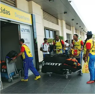  ??  ?? MOTA AMBRÓSIO | EDIÇÕES NOVEMBRO Ciclistas tricolores viajaram confiantes numa boa representa­ção do país na prova