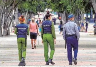  ?? // ABC ?? Dos policías caminan por la calle del Paseo del Prado en La Habana